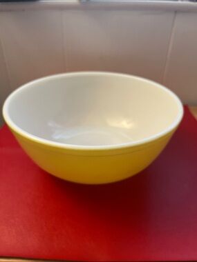 Vintage Yellow and white Pyrex 404 Large 4 Qt Nesting Mixing Bowl 10.25”D 4.5”H